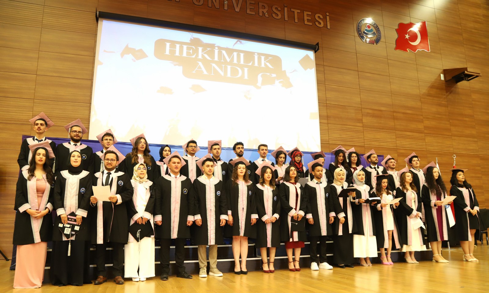 ASÜ Tıp Fakültesi üçüncü  dönem mezunlarını uğurladı